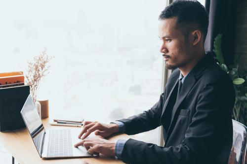 private investigator doing employment background checks